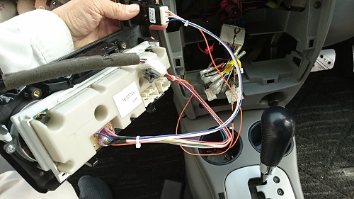 デミオDY型オートエアコン車2DIN化キット接続