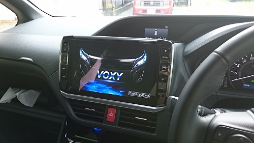 トヨタ・ヴォクシーに装着済みのアルパイン製BIG-X