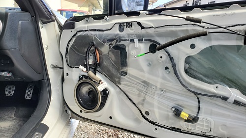 トヨタ86(ZN6)ミラースイッチLED照光化キット取り付け作業でのドア内装取り外し