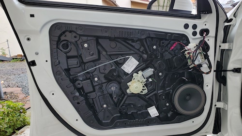 メルセデスベンツA220d音質向上を目的としたスピーカー交換ドア内装取り外し後