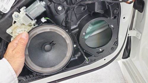 メルセデスベンツA220d音質向上を目的としたスピーカー交換ドアスピーカー取り外し後