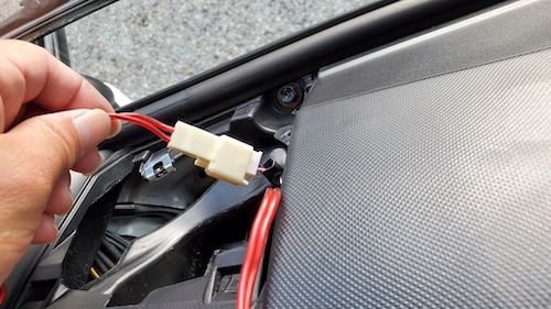 カムロードでのダッシュボード上スピーカー交換に伴う接続はコネクタを採用。