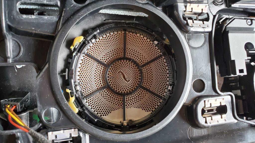 オーディオ音質向上を目的としたスピーカー交換実施前のメルセデスベンツE400(S213)ブルメスター製オーディオ付車ドア内装純正スピーカーグリル裏側紙取り外し後