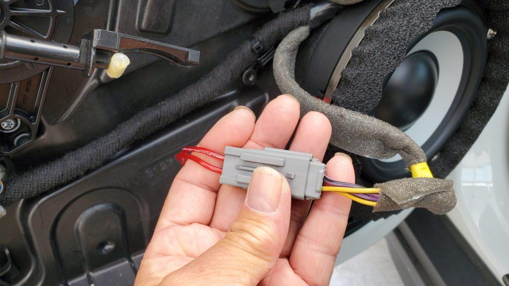 オーディオ音質向上目的のスピーカー交換を実施中の、ボルボV40(MB/MD型)ドアスピーカー接続