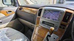 純正カメラ類、ステアリングリモコン、後席用フリップダウンモニターを流用し、市販ナビへの付け替えを実施前の、10系アルファードメーカーオプションナビ付車オーディオ全景