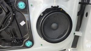 オーディオ音質向上目的のスピーカー交換を実施前の、フォルクスワーゲンゴルフ8ヴァリアントRライン純正ドアスピーカー