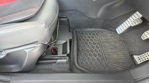 音質向上スピーカー交換と低音増強サブウーハー追加後、プロセッサー内蔵アンプを追加前のマツダ2(DJ型)運転席下