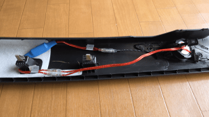 音質向上目的のスピーカー交換を実施中の、フォルクスワーゲンゴルフ8Aピラー内蔵ツィーター