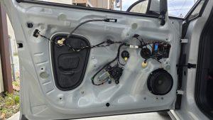 オーディオ音質向上目的のスピーカー交換を実施前の、フォルクスワーゲンゴルフ7.5GTIドア内装取り外し後