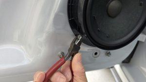 オーディオ音質向上目的のスピーカー交換を実施前の、フォルクスワーゲンゴルフ7.5GTI純正ドアスピーカー固定リベット除去