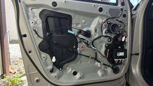 オーディオ音質向上目的のスピーカー交換を実施前の、マツダCX-60(KH型)標準オーディオ車ドア内装取り外し後