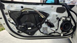 オーディオ音質向上目的のスピーカー交換を実施前の、マツダロードスターRF(ND型)BOSE付車ドア内装取り外し後