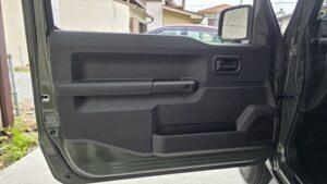 オーディオ音質向上目的のスピーカー交換を実施前の、スズキジムニー(JB64W型)ドア