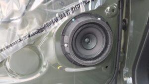 オーディオ音質向上目的のスピーカー交換を実施前の、スズキジムニー(JB64W型)純正ドアスピーカー