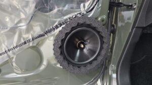 オーディオ音質向上目的のスピーカー交換を実施後の、スズキジムニー(JB64W型)ドアスピーカー