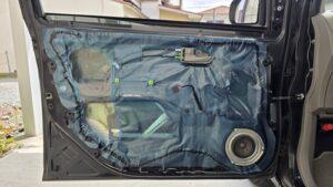 オーディオ音質向上目的のスピーカー交換を実施前の、ダイハツミライース(LA300S型)ドア内装取り外し後