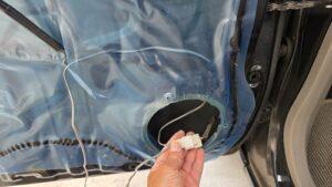 オーディオ音質向上目的のスピーカー交換を実施中の、ダイハツミライース(LA300S型)ドアスピーカー接続