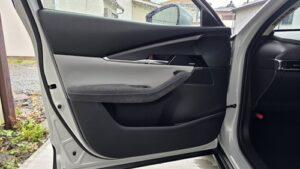 オーディオ音質向上目的のスピーカー交換を実施前の、マツダCX-30(DM型)BOSE付車フロントドア