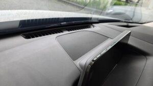 オーディオ音質向上目的のスピーカー交換を実施前の、マツダCX-30(DM型)BOSE付車センタースピーカー部