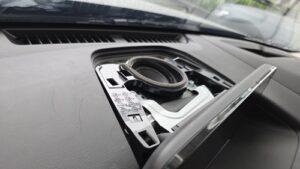 オーディオ音質向上目的のスピーカー交換を実施前の、マツダCX-30(DM型)BOSE付車センタースピーカーグリル取り外し後