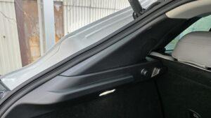 オーディオ音質向上目的のスピーカー交換を実施前の、マツダCX-30(DM型)BOSE付車Cピラー