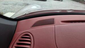 ビビリ音対策およびオーディオ音質向上目的のスピーカー交換を実施前の、ポルシェボクスター(987型)ダッシュボード上ツィーター部