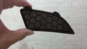 ビビリ音対策およびオーディオ音質向上目的のスピーカー交換を実施前の、ポルシェボクスター(987型)ダッシュボード上ツィーターグリル背面