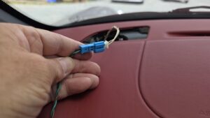 ビビリ音対策およびオーディオ音質向上目的のスピーカー交換を実施中の、ポルシェボクスター(987型)ダッシュボード上ツィーター接続