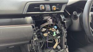 ディーラーオプションナビから市販ディスプレイオーディオへの付け替えを実施中の、ホンダシビック(FK7型)オーディオ全景