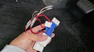 低音増強目的のサブウーハーを付け替え中の、30系ヴェルファイアJBL付車低音信号取得ハーネス