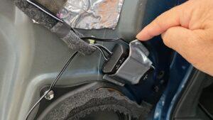 オーディオ音質向上目的のスピーカー交換を実施前の、日産セレナ(C28型)最上級グレードルキシオンドアスピーカーネットワーク部分