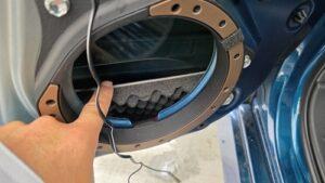 オーディオ音質向上目的のスピーカー交換を実施前の、日産セレナ(C28型)最上級グレードルキシオンドアスピーカー奥