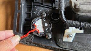 オーディオ音質向上目的のスピーカー交換を実施中の、日産セレナ(C28型)最上級グレードルキシオンツィーター固定