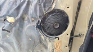 音が鳴らないスピーカー交換を実施前の、トヨタランドクルーザー80系(ランクル)ドアスピーカー