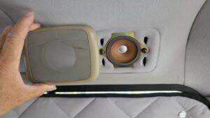 音が鳴らないスピーカー交換を実施前の、トヨタランドクルーザー80系(ランクル)カーゴスペーススピーカーグリル取り外し後