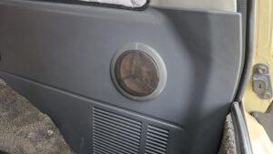 音が鳴らないスピーカー交換を実施後の、トヨタランドクルーザー80系(ランクル)カーゴスペースサブウーハー部