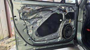 オーディオ音質向上目的のスピーカー交換を実施前の、スバルフォレスター(SJ5型)ドア内装取り外し後