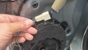 オーディオ音質向上目的のスピーカー交換を実施中の、スバルフォレスター(SJ5型)ドアスピーカー接続