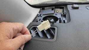 オーディオ音質向上目的のスピーカー交換を実施中の、スバルフォレスター(SJ5型)ダッシュボード上ツィーター接続