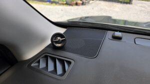 オーディオ音質向上目的のスピーカー交換を実施後の、スバルフォレスター(SJ5型)ダッシュボード上ツィーター部