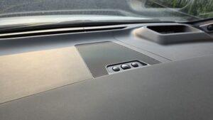 オーディオ音質向上目的のスピーカー交換と低音増強目的のサブウーハー追加を実施前の、40系アルファードPHEVエグゼクティブラウンジJBL付車センタースピーカー部