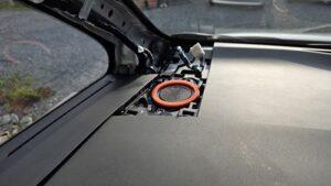 オーディオ音質向上目的のスピーカー交換と低音増強目的のサブウーハー追加を実施前の、40系アルファードPHEVエグゼクティブラウンジJBL付車純正ダッシュボード上スピーカー