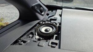 オーディオ音質向上目的のスピーカー交換と低音増強目的のサブウーハー追加を実施後の、40系アルファードPHEVエグゼクティブラウンジJBL付車ダッシュボード上スピーカー