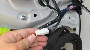 オーディオ音質向上目的のスピーカー交換と低音増強目的のサブウーハー追加を実施中の、40系アルファードPHEVエグゼクティブラウンジJBL付車ドアスピーカー接続