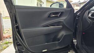 オーディオ音質向上目的の前後スピーカー交換を実施前の、トヨタクラウンスポーツ(AZSH36型)ドア