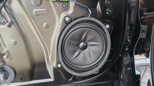 オーディオ音質向上目的の前後スピーカー交換を実施前の、トヨタクラウンスポーツ(AZSH36型)純正フロントドアスピーカー