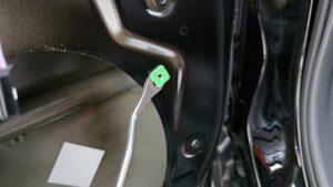 オーディオ音質向上目的の前後スピーカー交換を実施前の、トヨタクラウンスポーツ(AZSH36型)純正フロントドアスピーカー固定樹脂ナット取り外し
