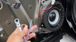 オーディオ音質向上目的の前後スピーカー交換を実施中の、トヨタクラウンスポーツ(AZSH36型)ドアスピーカー固定ネジとナットと工具