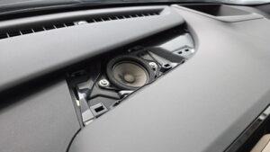 オーディオ音質向上目的の前後スピーカー交換を実施前の、トヨタクラウンスポーツ(AZSH36型)純正センタースピーカー