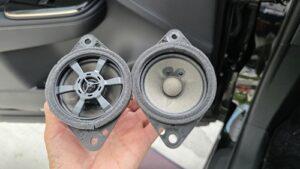 オーディオ音質向上目的の前後スピーカー交換を実施前の、トヨタクラウンスポーツ(AZSH36型)純正ダッシュボード上スピーカーと純正センタースピーカー